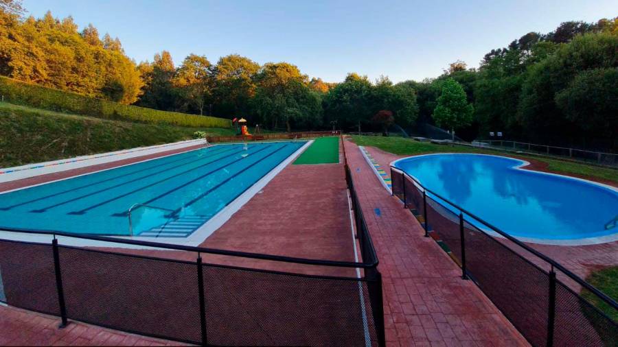 As piscinas de Frades locen unha nova cara tras unha reforma integral valorada en 98.000 €. Foto: C. Frades