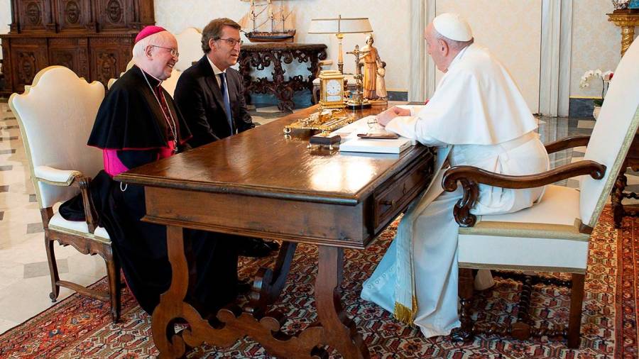 FRANCISCO recibió a Núñez Feijóo y a monseñor Julián Barrio en la Biblioteca del Palacio Apostólico de la Ciudad del Vaticano. Fotos: Vatican Media