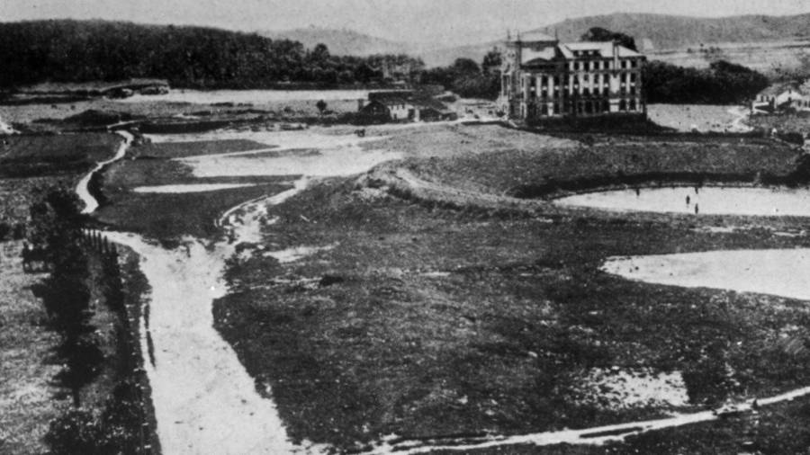 1934. Vista parcial del Campus Sur de la Universidad. Al fondo el Colegio Mayor Rodríguez Cadarso, el primero en ser construído. Santiago de Compostela.