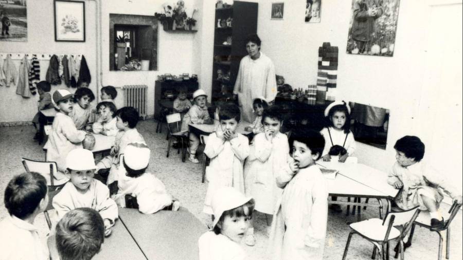 clases. Un grupo de niños en la planta baja de la Colegiata de Sar, habilitada como guardería durante los años setenta y setenta. Foto: Archivo
