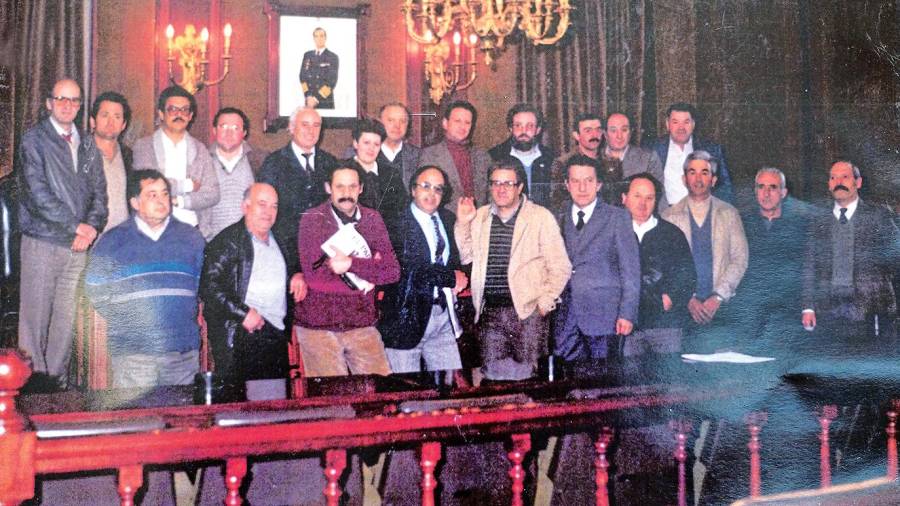 la corporación del 79. Foto de familia de la primera Corporación de la Democracia de Ribeira. Foto: C.R. 