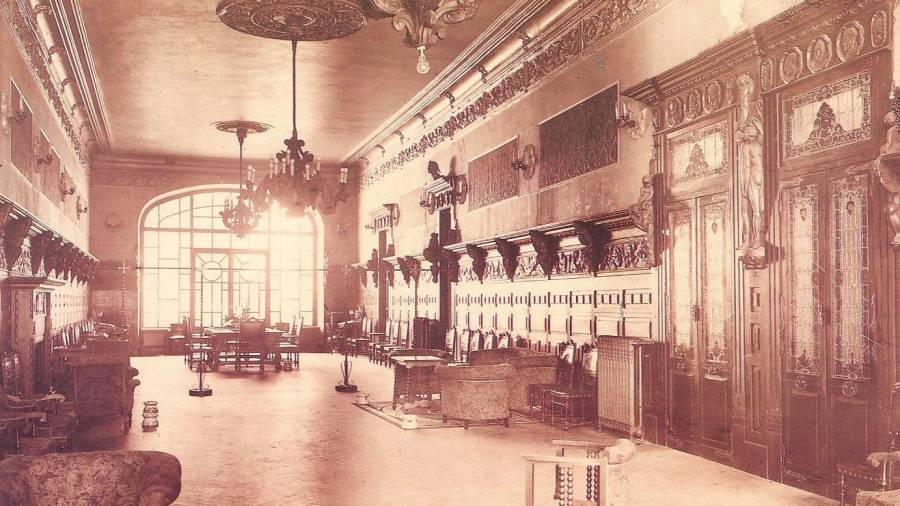 Imagen del salón principal, casi igual a como está ahora, del Casino de Santiago, en la Rúa do Vilar, fechada en el año 1923.