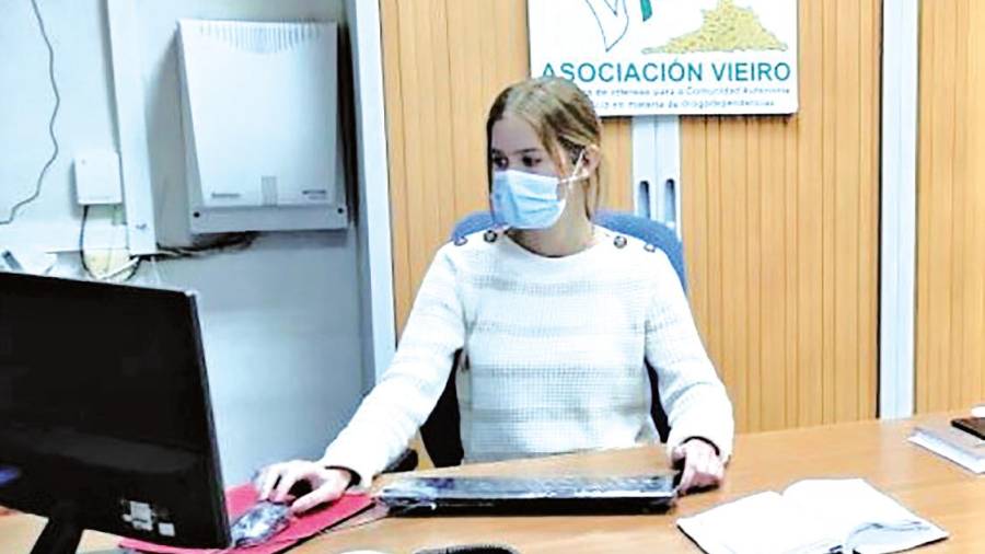 Una de las profesionales de Vieiro en la sede de la asociación, en Carballo. Foto: Vieiro