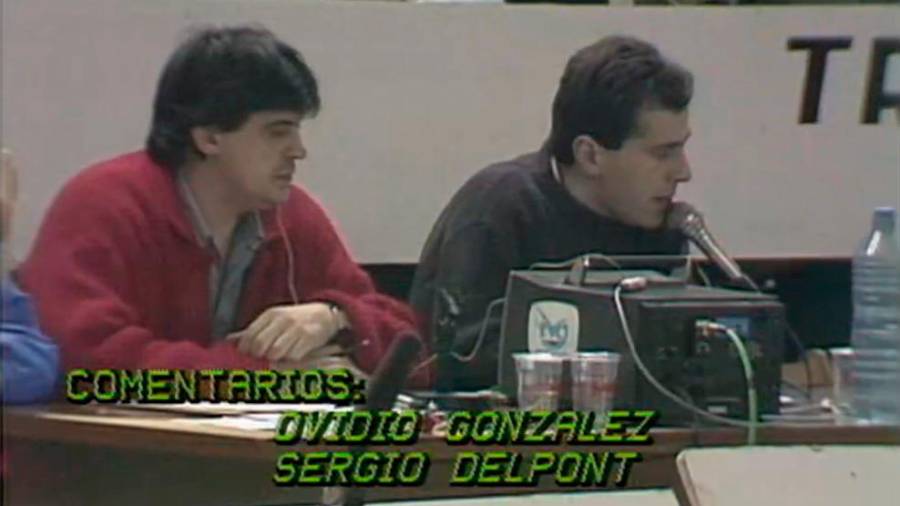 PIONEROS. Sergio Delpont y Ovidio González durante una retransmisión para Televisión de Galicia en los años 80. Foto: TVG