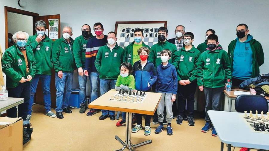 ILUSIÓN. Boa parte dos integrantes do club xadrez O Toque Xiria Calvo Carballo. Foto: G.
