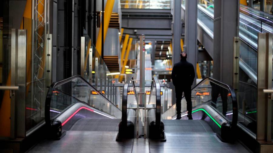 Un pasajero camina por las pasarelas mecánicas de la Terminal 4 del Aeropuerto Adolfo Suárez Madrid-Barajas. FOTO: Eduardo Parra