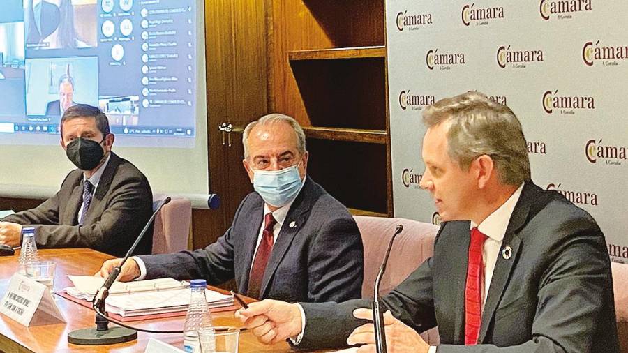 El delegado del Gobierno en Galicia, José Miñones, a la derecha, con Antonio Couceiro, presidente de la Cámara de Comercio de A Coruña. Foto: ECG