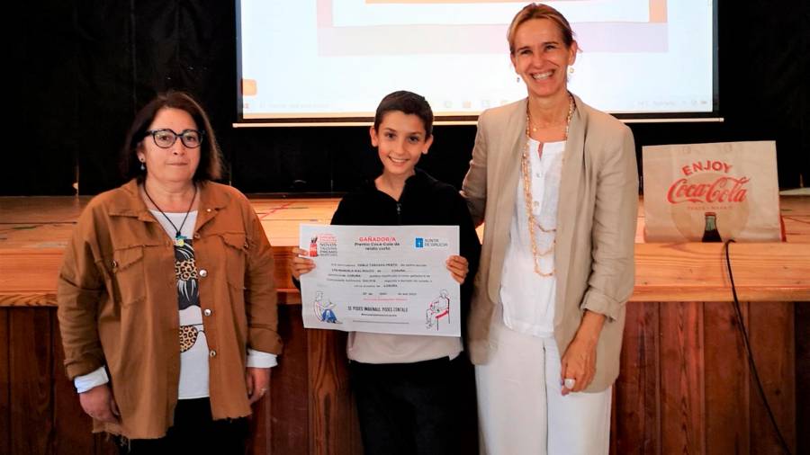 Pablo Taboada, con su título de ganador, acompañado de la profesora Sagrario Álvarez, a la izquierda, y de María Troncoso. Foto: CPR Manuela Rial