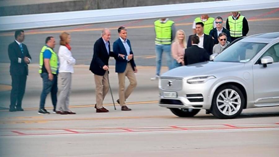 El rey Juan Carlos a su llegada a Vigo esta tarde. Foto: Raúl Terrel/ E.P.