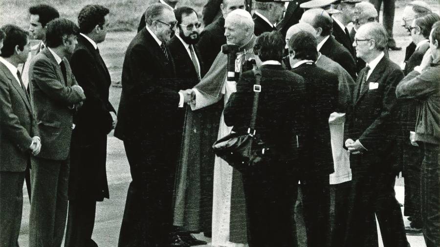 Juan Pablo II fue recibido por numerosas personalidades gallegas a su llegada a Lavacolla. Fotos: Archivo ECG