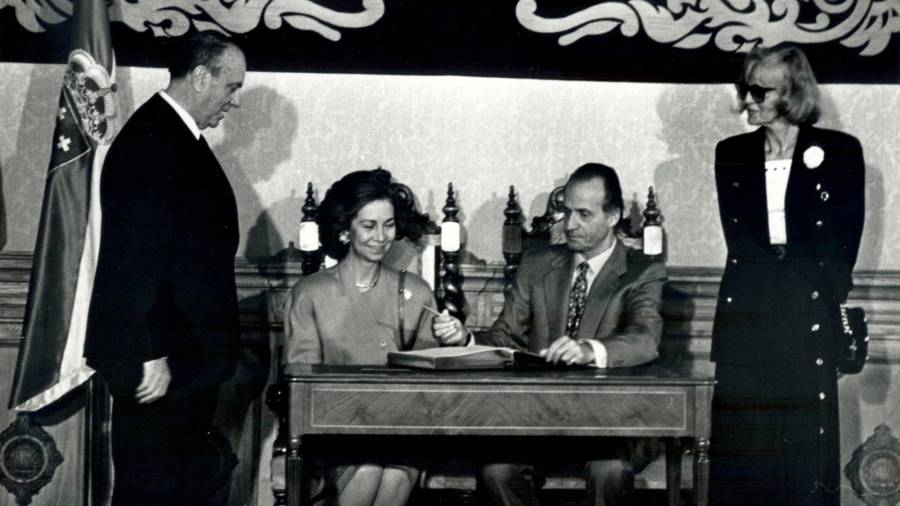 Constitución del Real Patronato de Santiago. Por la izda., Manuel Fraga, doña Sofía, don Juan Carlos y Carmen Estévez (esposa de Fraga). Foto: ECG