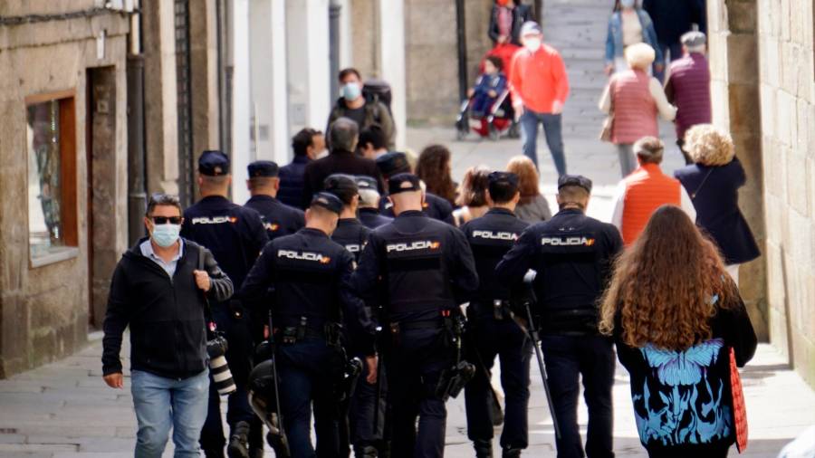 Agentes de la Policía Nacional patrullando por las calles del casco histórico. Foto: F. B. 