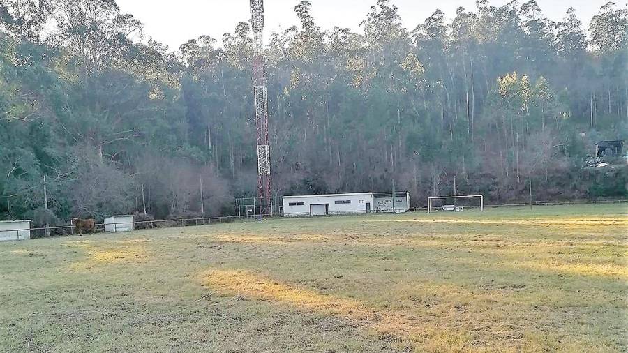 Estado actual del campo de fútbol de Castiñeiro do Lobo, que el PP pide acondicionar. Foto: JO