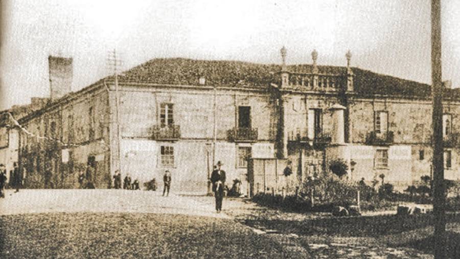 praza de galicia en 1910, cuando la Casa de la Inquisición todavía ocupaba el lugar que sería para el Hotel Compostela. Foto: Museo do Pobo Galego