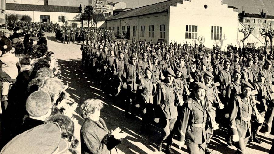 HISTORIA. Desfile en las antiguas instalaciones donde hoy está el Parlamento de Galicia