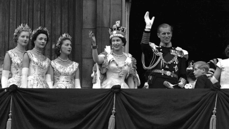 Tras la ceremonia de coronación, en 1952, la Reina y el duque de Edimburgo saludan al pueblo desde el balcón del Palacio de Buckingham. Imagen, National Geogrphic