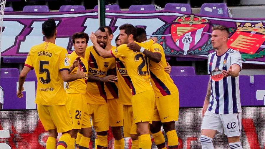 CELEBRACIÓN Los jugadores del Barcelona felicitan a Arturo Vidal, ayer. Foto: R. García