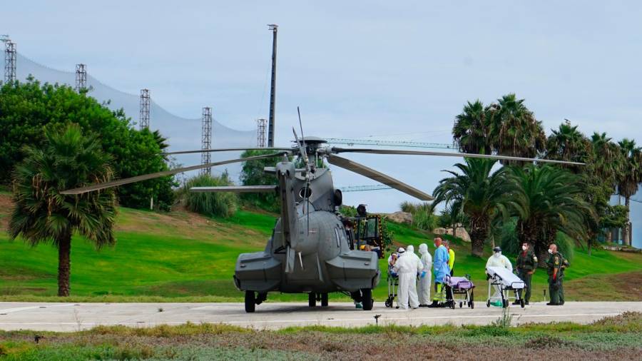 Helicóptero en el que fueron trasladados los migrantes en estado más grave a un hospital en Gran Canaria. Foto: E.P.