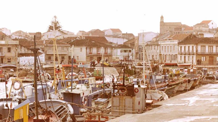 Panorámica do peirao de Porto do Son con numerosas embarcacións en primeiro termo. Foto: Confraría San Telmo