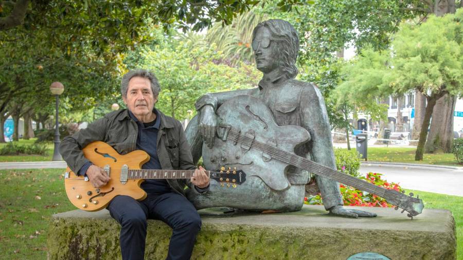 Miguel Rios en A Coruña con la estatua de Lennon