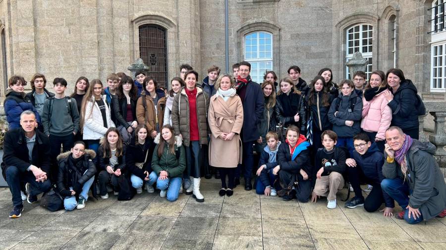 El alumnado de Nantes fue recibido en la terraza del pazo de Raxoi por los ediles Marta Abal, Pedro Rey y Branca Novoneyra