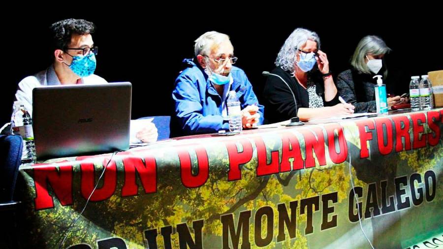 Imaxe da asamblea da Organización Galega de Comunidades de Montes.