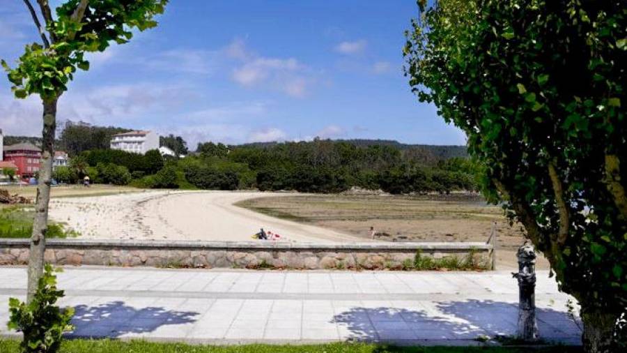Una vista de la playa Area da Vila situada en el Concello de Camariñas, y donde se vertía sin depurar. Foto: CG