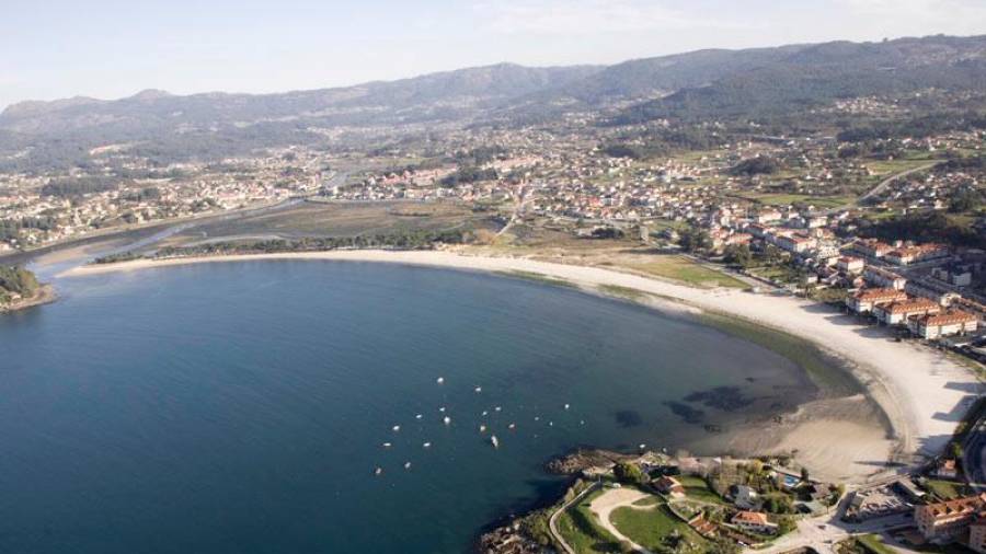 Imagen desde el aire de la playa de Ladeira, en Baiona. Foto: Turismo.gal