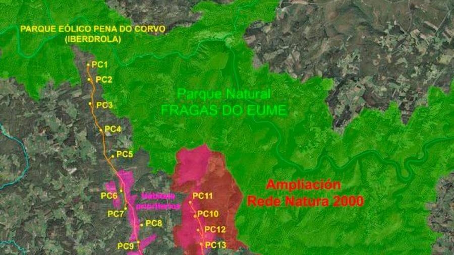 En verde, la extensión del Parque Natural Fragas do Eume. En rojo, el territorio que se reclamó ampliar para incluir en la Rede Natura 2000. Se puede apreciar cómo cuatro molinos se ubicarían en este espacio.