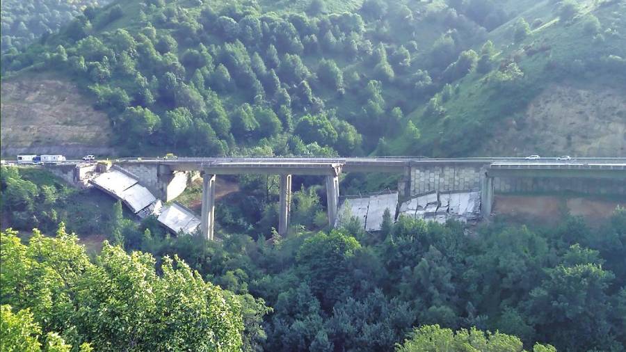 Imagen del nuevo derrumbe registrado ayer en el viaducto de O Castro, en la A-6. Foto: R. A.