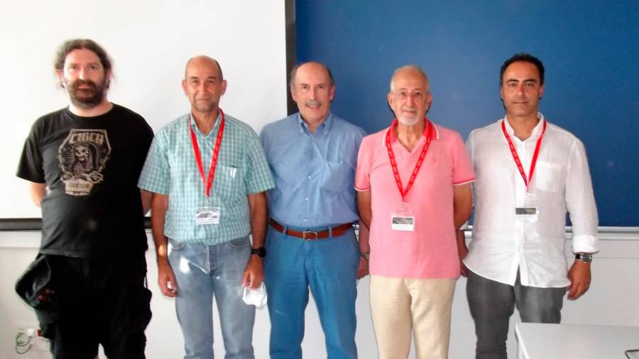 Junto al profesor Docobo, en el centro, de izquierda a derecha, los profesores-doctores Campo (USC), Lanchares (Universidad de La Rioja), Elipe (Universidad de Zaragoza) y Andrade (USC).