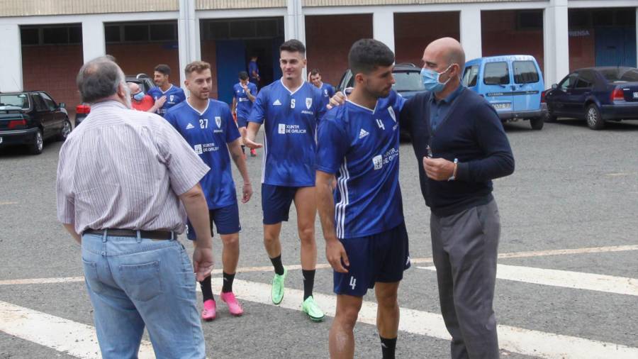 El presidente Antonio Quinteiro, que saluda al capitán Álvaro Casas, recibió a los jugadores. Foto: Fernando Blanco
