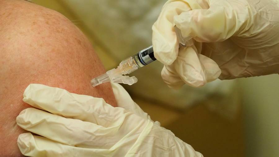 sanidad. Paciente recibiendo la vacuna de la gripe en 2019. Foto: EFE