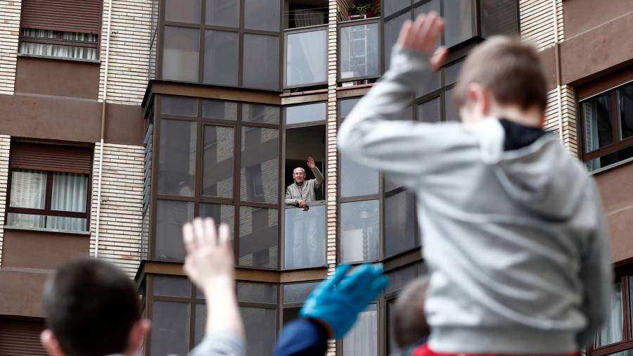 Nieto saluda a su abuelo, en la ventana, tras permitir la salida de los niños. Foto: Efe