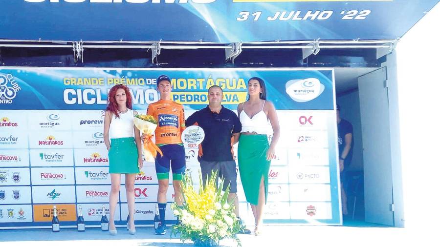 EN EL PODIO. Eric Fagúndez, con el maillot naranja, fue el mejor ciclista amateur en Mortágua
