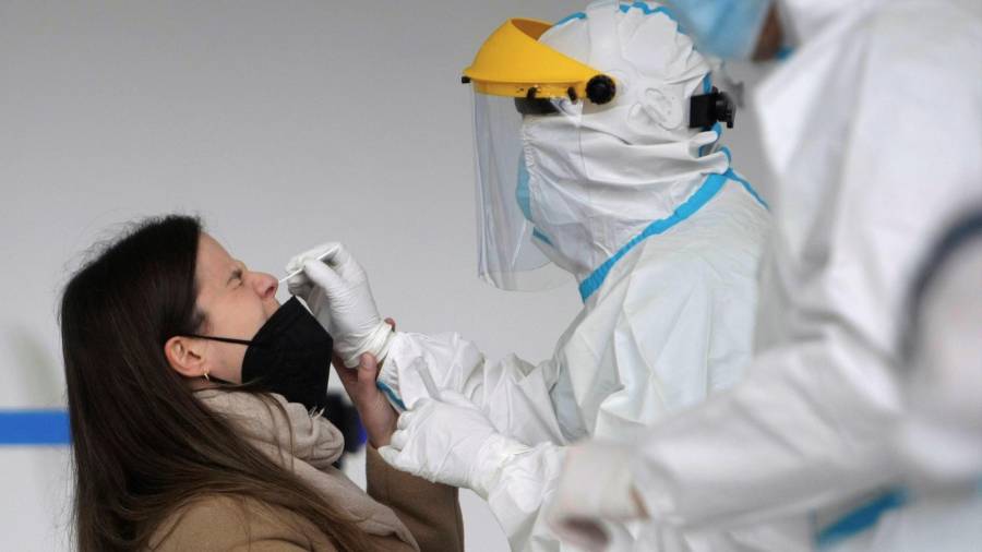Personal sanitario del Sergas con trajes de protección realizan un test de coronavirus a una mujer en A Coruña, el pasado mes de enero Foto: Cabalar/Efe