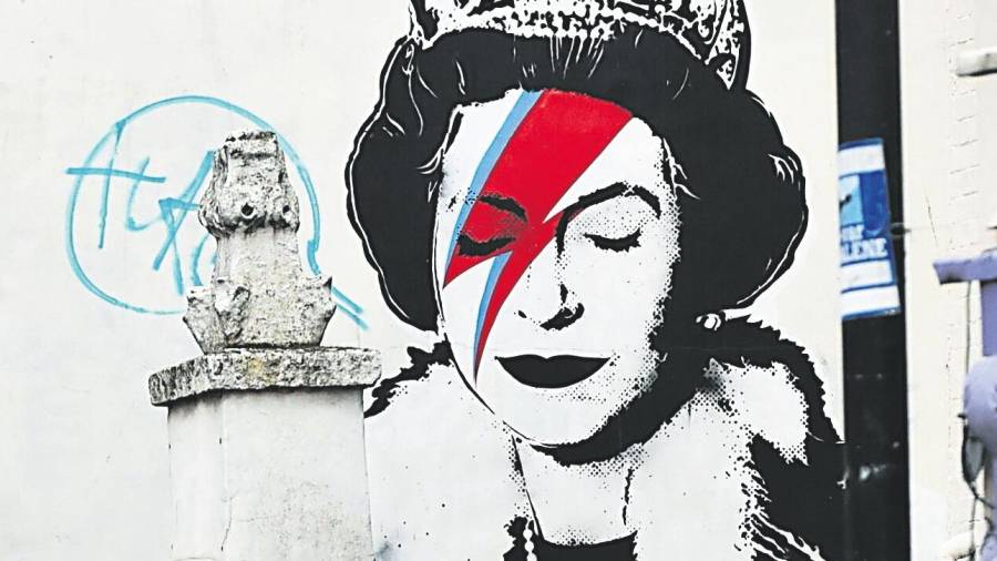 Graffiti a cargo de Banksy de Isabel II caracterizada como Ziggy Stardust.