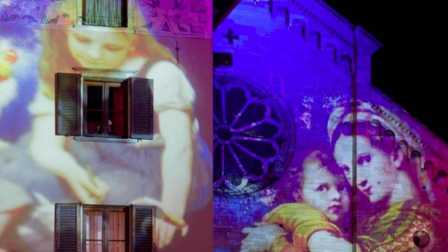 Italia. Durante el Festival de la Luz Mágica, en Como, se iluminan la Piazza Cavour y el Teatro Sociale con imágenes proyectadas sobre los edificios históricos en un espectáculo de luces sin parangón. (Fuente, businessinsider.es)