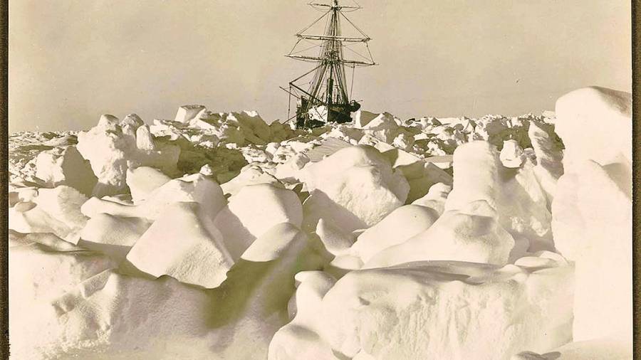 La Endurance, como un barco fantasma, asoma su velamen entre una glacial llanura y bloques de hielo. Enero de 1915.