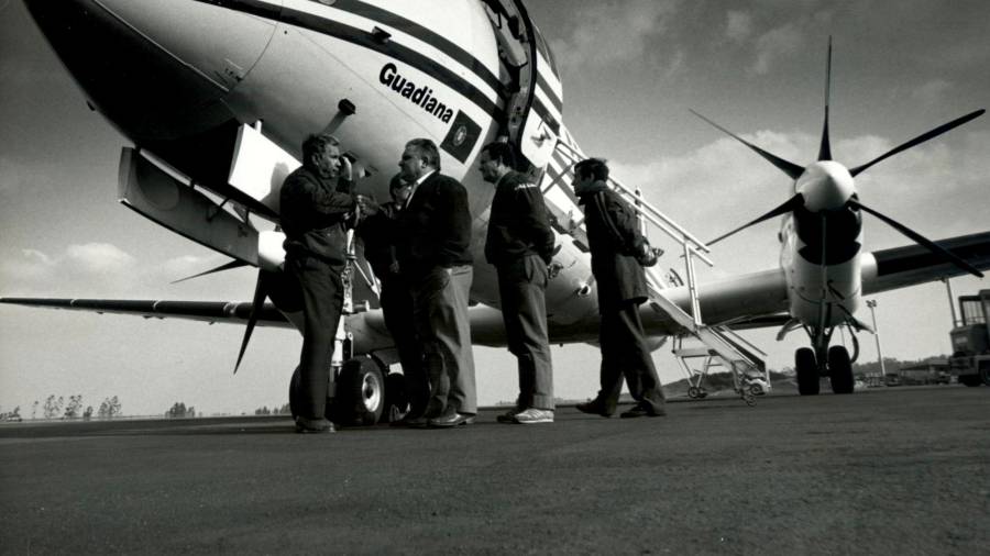 AVIÓN ‘GUADIANA’ de la aerolínea LAR que en 1991 cubría la ruta directa entre Compostela y Lisboa. Foto: Tono Arias