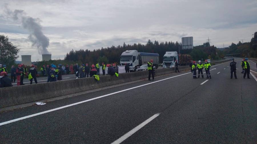 Trabajadores de Endesa en As Pontes cortan la autovía AG-64 que une Ferrol y Vilalba y piden garantías de empleo. Foto: E. Press