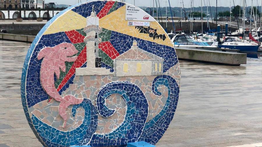 Exposición de murales de azulejo de los faros de Costa da Morte en el paseo de O Parrote, en A Coruña. Foto: Lar Cee