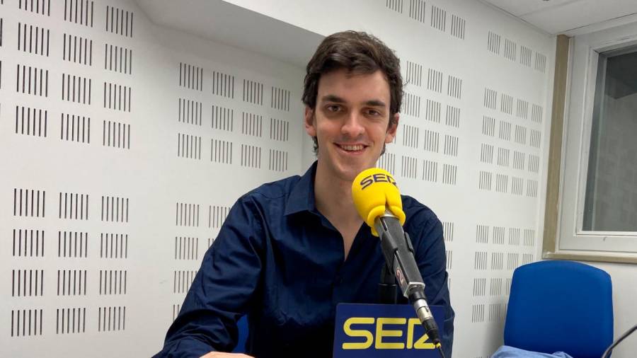 Íñigo Caínzos en el estudio de Radio Galicia, donde disfruta ahora cada día convertido en un periodista total. Foto: I.C.