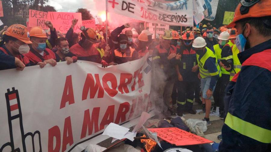 ÚLTIMA PROTESTA masiva de los trabajadores de Alcoa San Cibrao rodeando la sede de la Xunta en Compostela antes del cierre de A Mariña por el rebrote del covid-19. Foto: CCOO