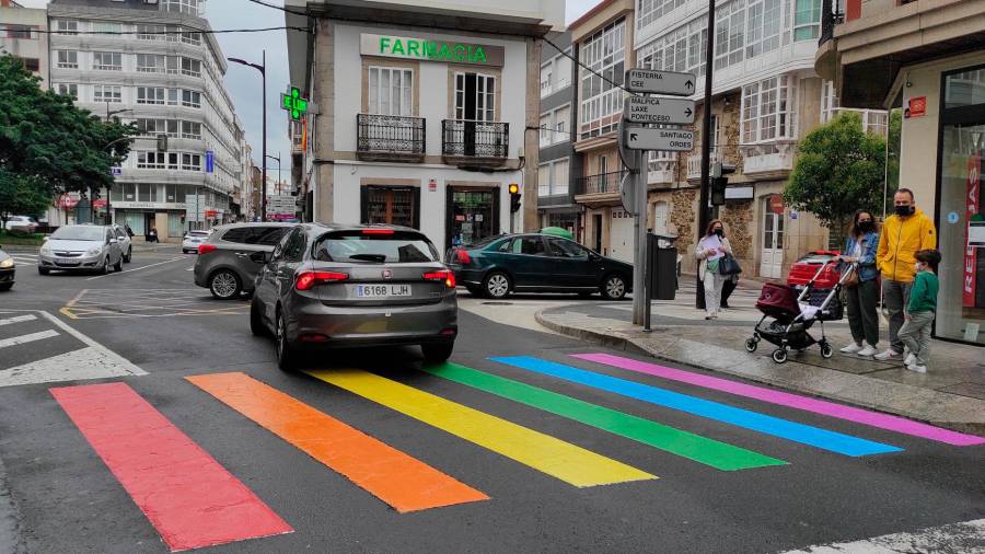 Pasóns de peóns de cores nunha das céntricas rúas de Carballo. Foto: Concello de Carballo
