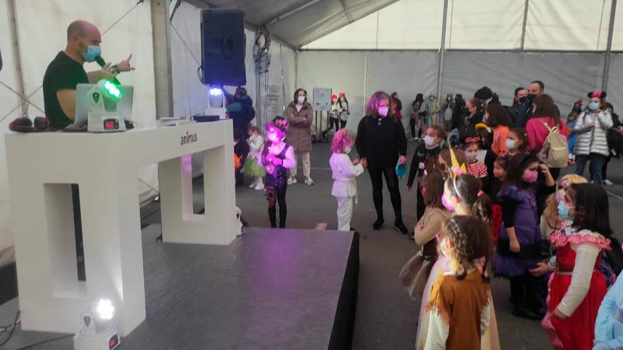 Actuación de un DJ en la fiesta infantil bajo carpa celebrada en Oroso. Foto: CDO