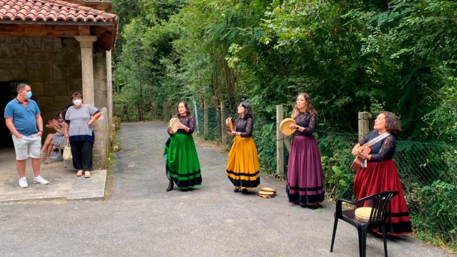 Actuación de las pandeireteiras As Maianas en la celebración. Foto: AA
