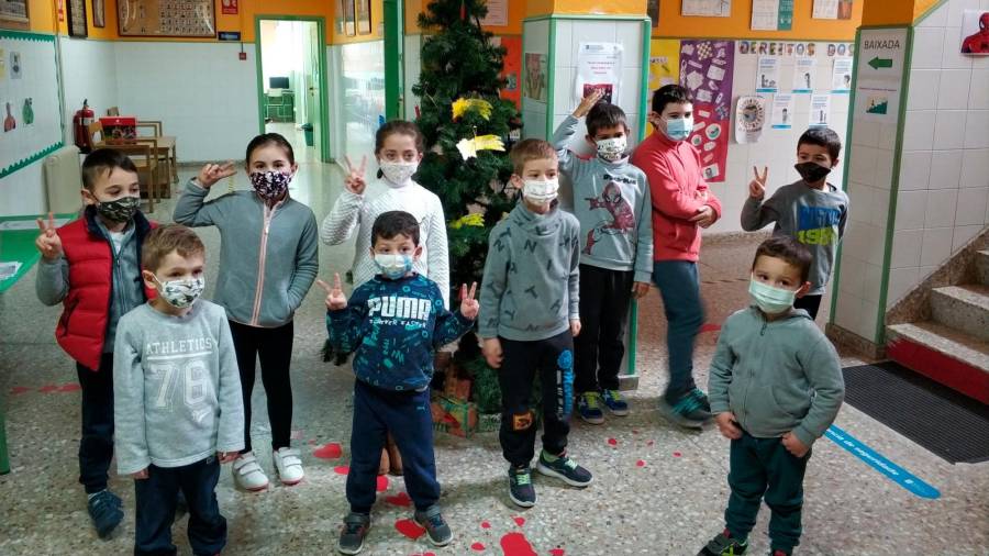 Nenos e nenas que participaron na primeira xornada do Nadal Activo. Foto: C. Boqueixón