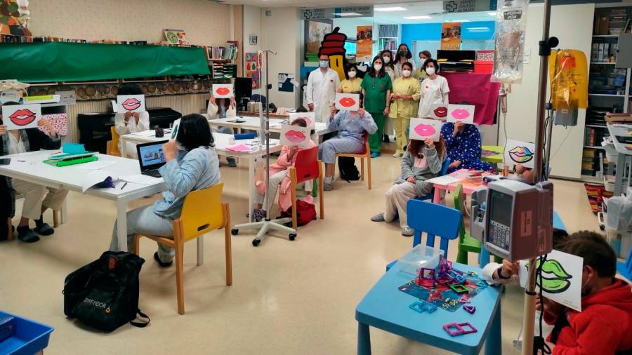 El aula de Pediatría del CHUS se sumó a la celebración del Día del Niño Hospitalizado