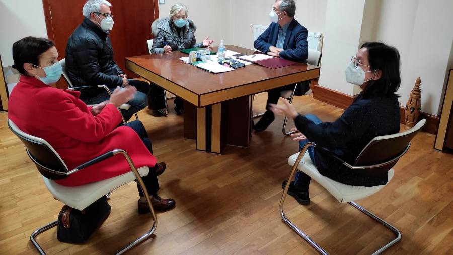 Representantes de Vieiro xunto ao alcalde carballés, Evencio Ferrero e a concelleira, Maica Ures na firma do convenio de colaboración. Foto: C. de Carballo.